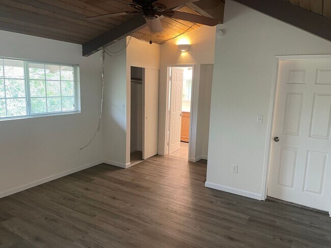 Building Photo - End Unit 2 bedroom, 2 bath Townhouse