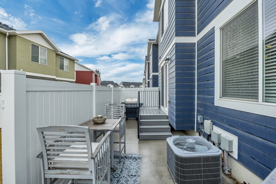 Building Photo - 5176 W Duet Dr