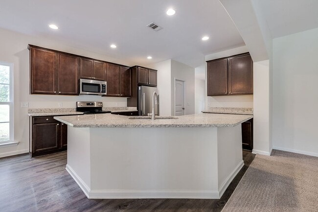 Building Photo - Spacious Custom 8 Bed 4.5 Bath Home on Lar...