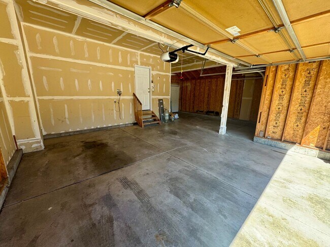 Building Photo - 4 Bed / 4 Bath Dream Home in the Hills at ...