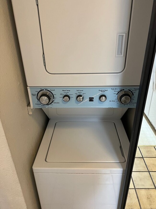 Building Photo - Spacious 2 bed 1.5 bath Condo in San Leand...