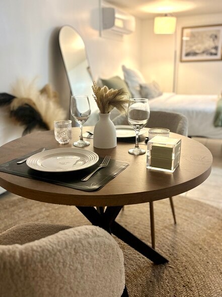 Building Photo - 256 Aqueduct Rd