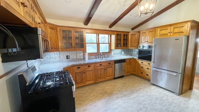 Building Photo - Gorgeous 3BR 1 Bathroom in Leominster