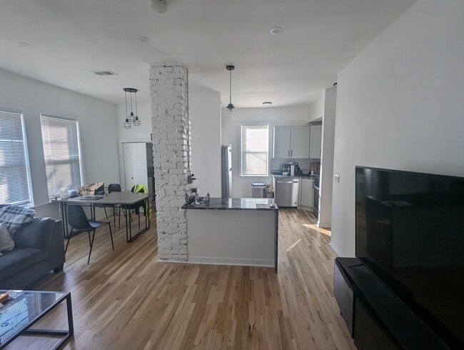Building Photo - 2470 N Clybourn Ave