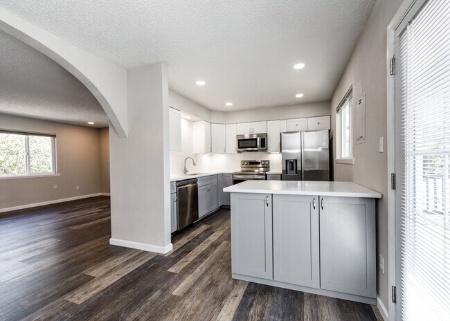Building Photo - Charming 3 Bed Home Centrally located, Lar...