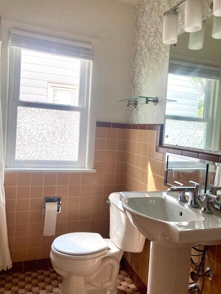 Main full bathroom - 4112 Gladstone St