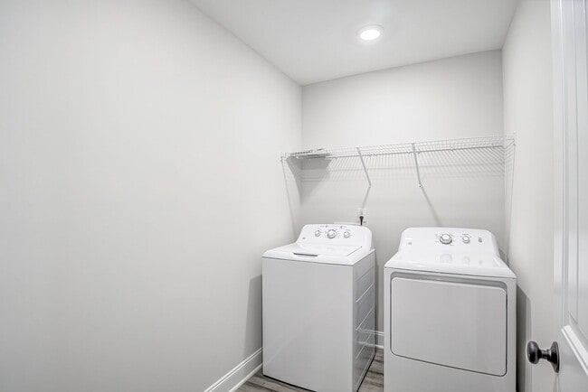 Building Photo - Updated Townhome with 1 Car Garage - close to Southpoint!