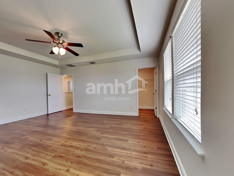 Building Photo - 3282 Roundabout Dr