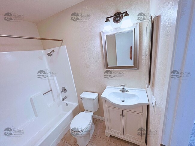 Building Photo - 3 Bed/2 Bath Two Story Townhome in Gated Community