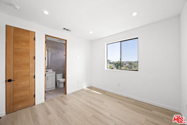 Building Photo - 2123 Cloverdale Ave