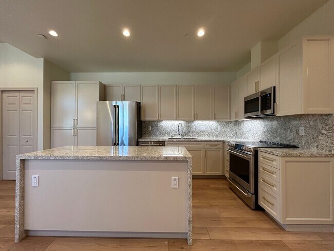 Building Photo - Welcome to Lafayette Penthouse Living! Special Holiday Promotion - 2 weeks of FREE RENT!!!!!