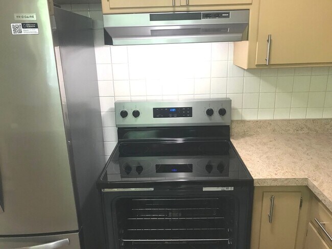 Building Photo - 725 Busse Hwy