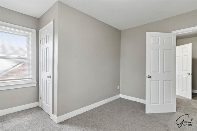 Building Photo - $1500 Large 3 bedroom home