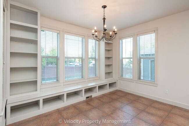 Building Photo - Beautiful NW Bend Home!