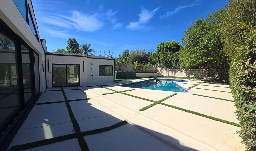 Building Photo - 4501 Canoga Dr