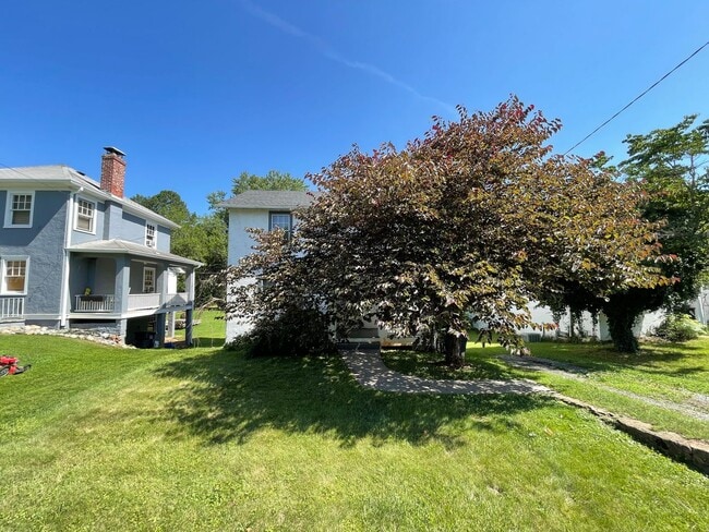 Building Photo - Charming House on Fontaine Ave