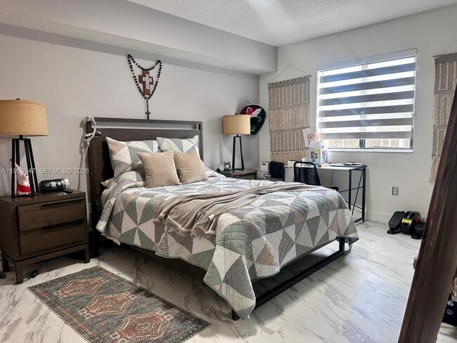 Building Photo - 9340 Fontainebleau Blvd