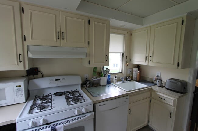 Building Photo - Beautiful 2-bedroom Charmer in Aksarben