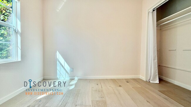 Building Photo - Your Ideal Modern Retreat with Enclosed Yard