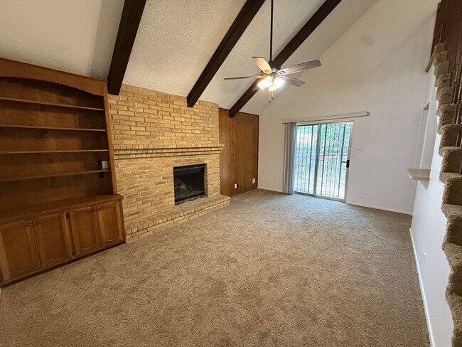 Building Photo - 3 Bedroom/2.5 Bath Silver Creek Subdivision