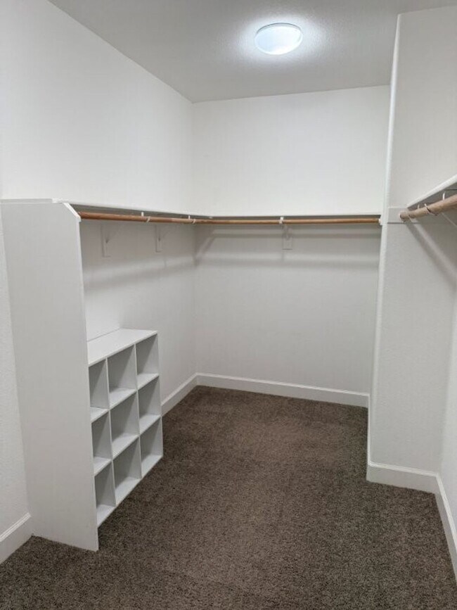Building Photo - Newer Modern 4 Bedroom 3.5 Bath w/ Bedroom...