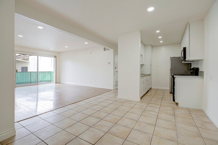 Building Photo - 5460 White Oak Ave