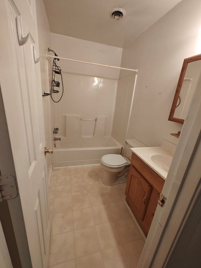 Building Photo - 3 bedroom home on private lot