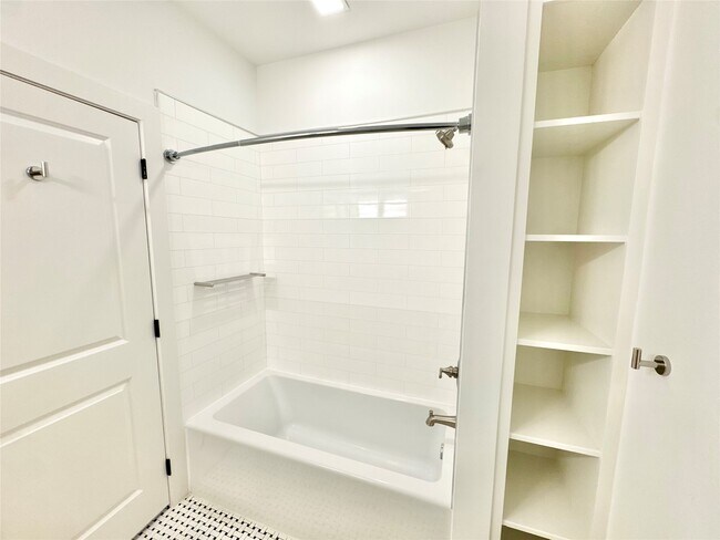 Building Photo - 2102 Mechanic St