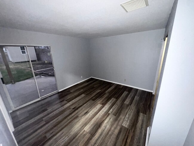 Building Photo - Spacious 3 Bedroom Home