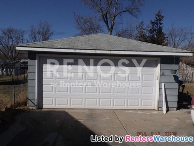 Building Photo - Available July 1st - 2 bed 2 bath, Single Family Home in Richfield!