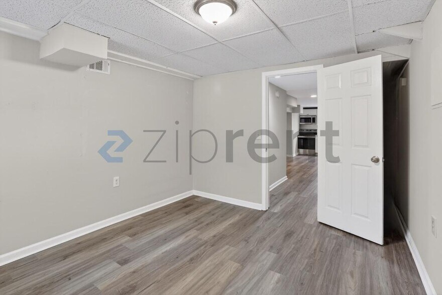 Building Photo - Unit B
