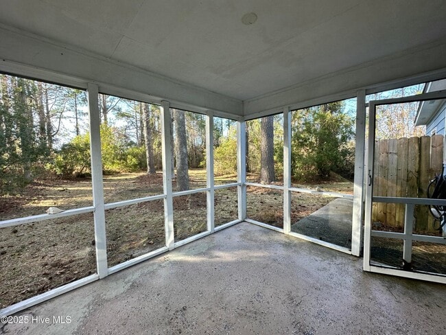 Building Photo - 402 Sycamore Dr