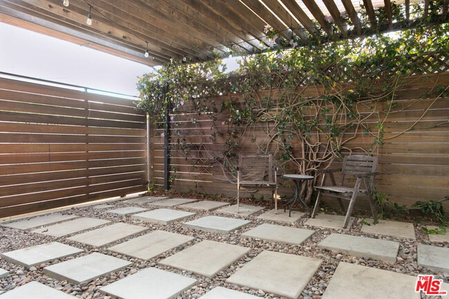 Building Photo - 5676 Hub St