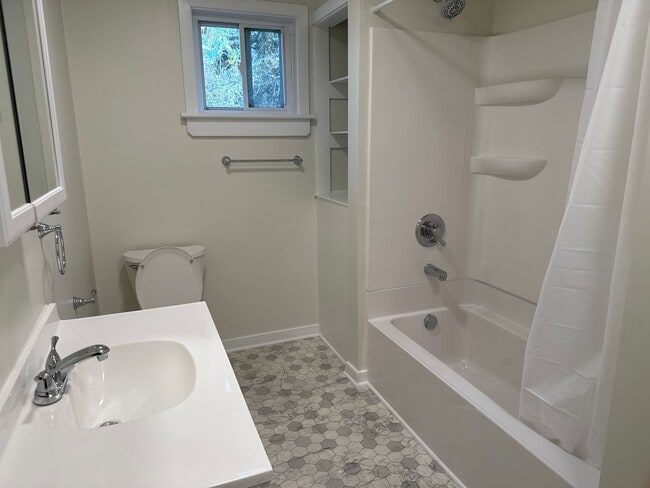 Building Photo - 2 Bedroom 1 Bath cottage with Lake View!