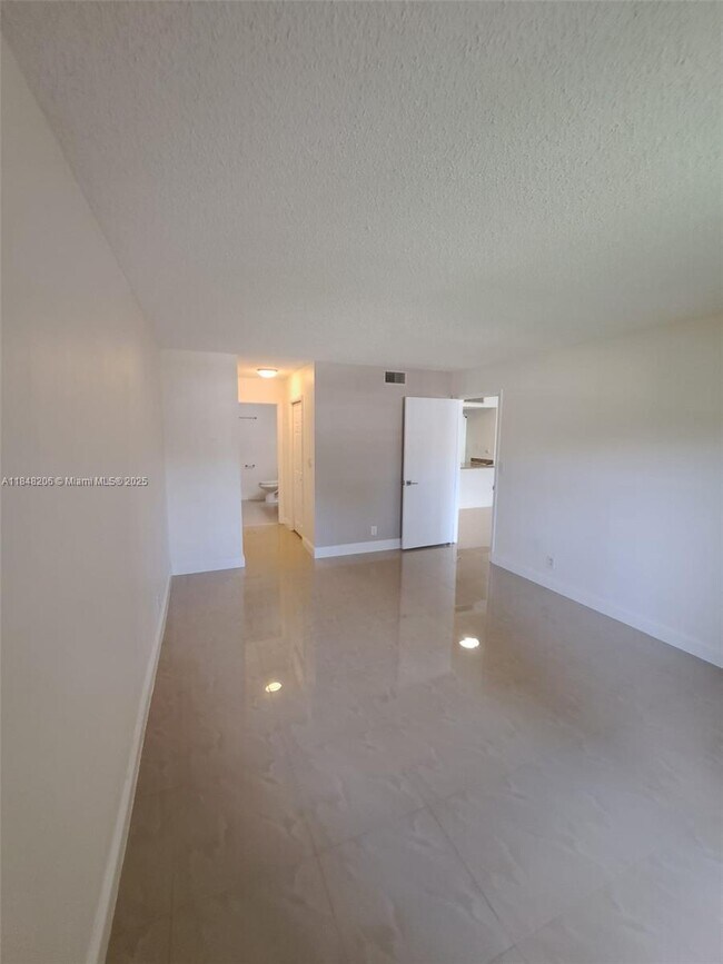 Building Photo - 240 Lakeview Dr