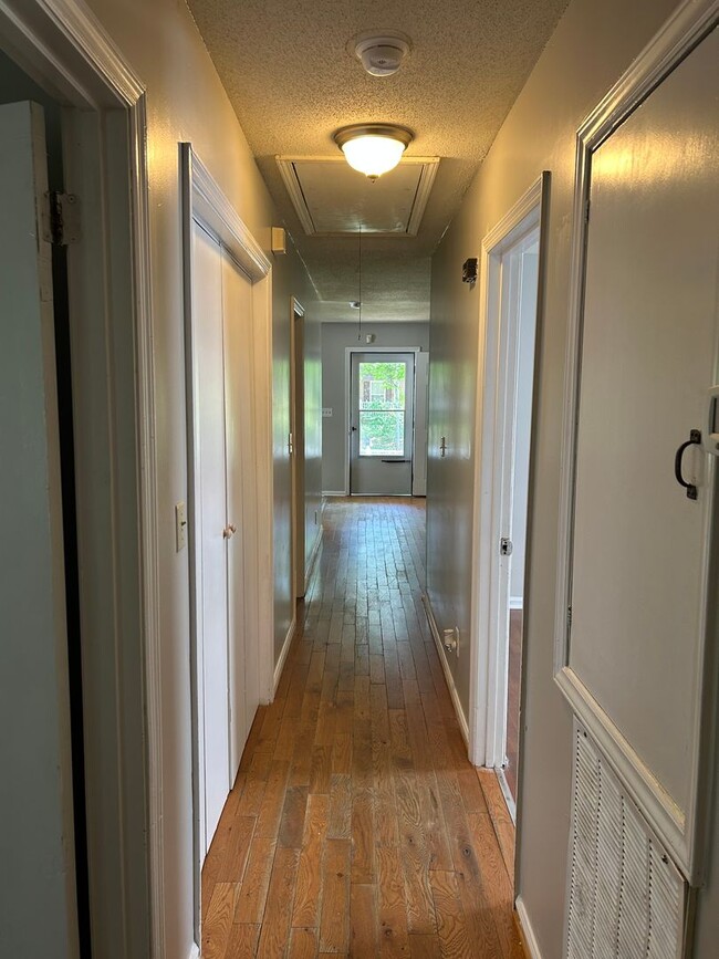Building Photo - Welcome to this charming 3 bedroom, 2 bath...