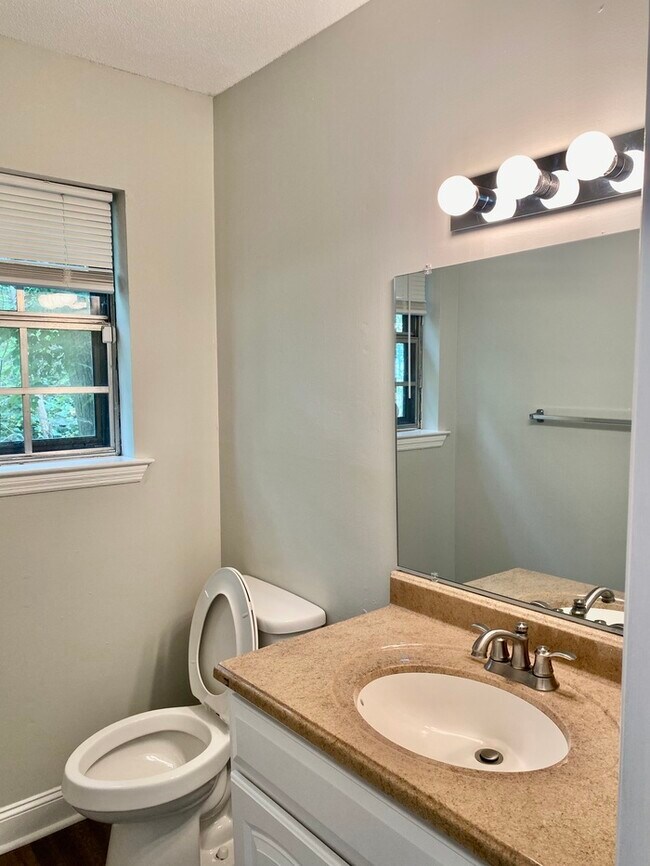 Building Photo - Hixson Townhome: 3 Bed/1.5 Bath; 2 Stories...