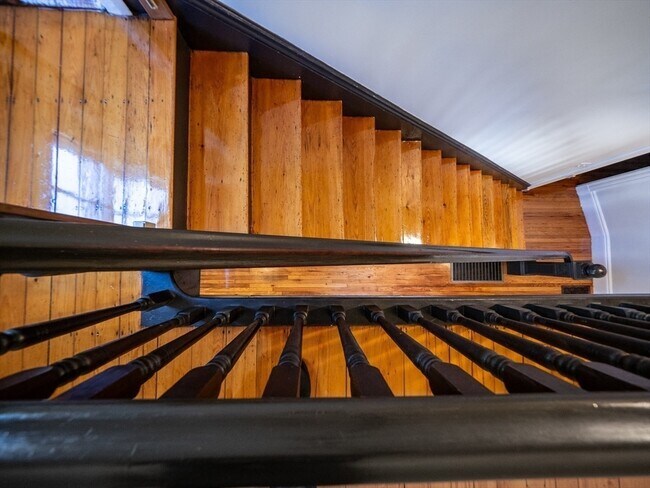 Building Photo - 12 Adella Pl