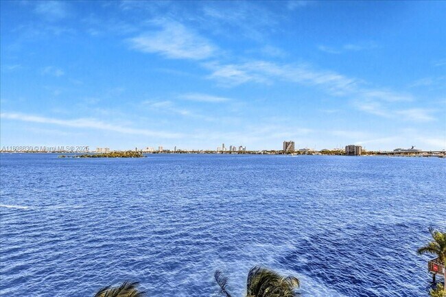 Building Photo - 700 NE 24th St