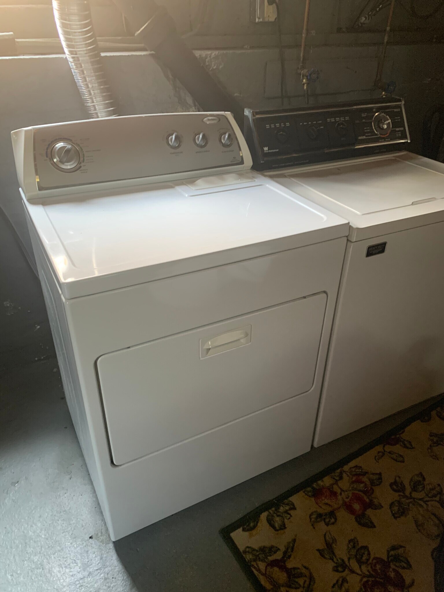 Building Photo - 84 Maple St