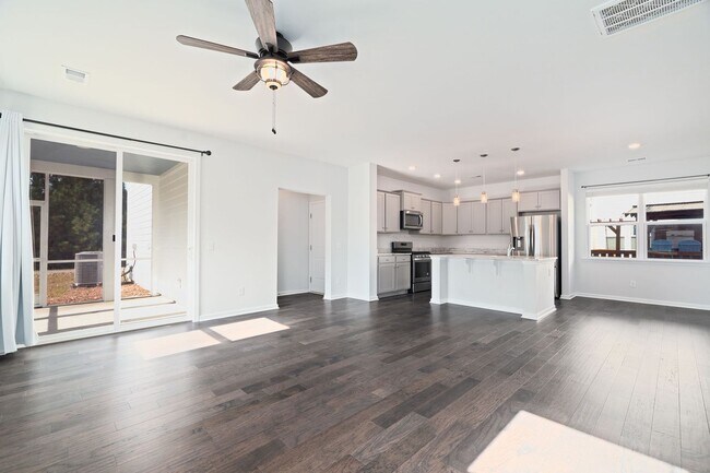 Building Photo - Cozy Living in The Ponds