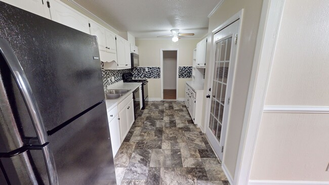 Building Photo - Charming 3 Bedroom Home with Modern Update...