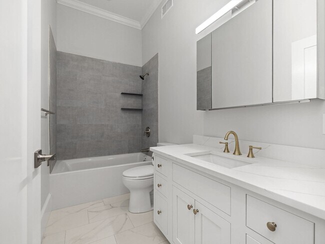 Building Photo - 944 E Broadway