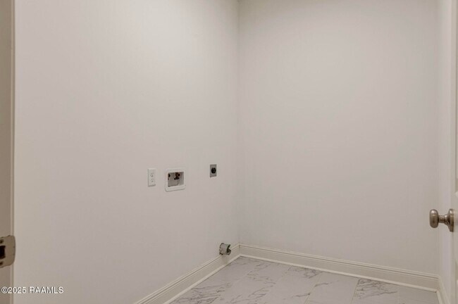 Building Photo - 211 Alpine Dr