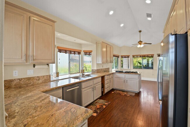 Building Photo - Stunning 3 Bed | 2.5 Bath Home with Office...