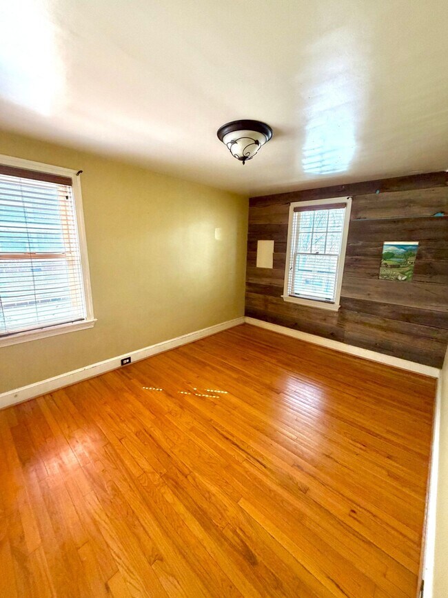 Building Photo - 738 E Madison St