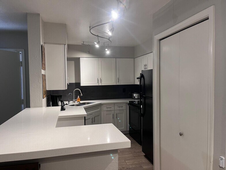 Building Photo - 533 W Guadalupe Rd