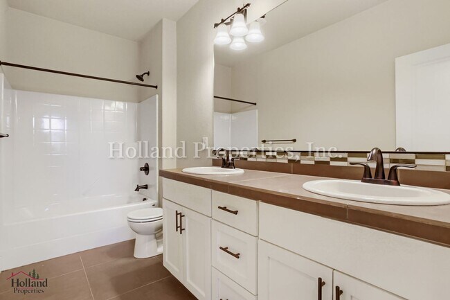 Building Photo - 17435 SW Forest Hollow St