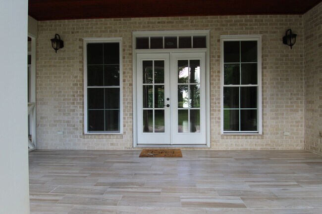 Building Photo - 3 Bedroom 3 Bath House in Beautiful, Quiet Setting