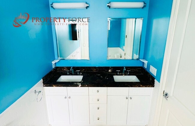Building Photo - Beautiful 2 Bed 2 bath Available with grea...